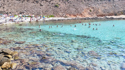 Spiaggia di cala Pulcino'in fotoğrafı uçurumlarla desteklenmiş