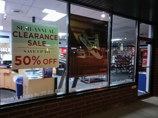 Shoe Store «New Balance - Milwaukee», reviews and photos, 7411 W Layton Ave, Milwaukee, WI 53220, USA