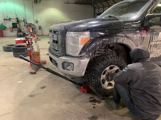 Tire Shop «Discount Tire Store - Livonia, MI», reviews and photos, 18975 Middlebelt Rd, Livonia, MI 48152, USA