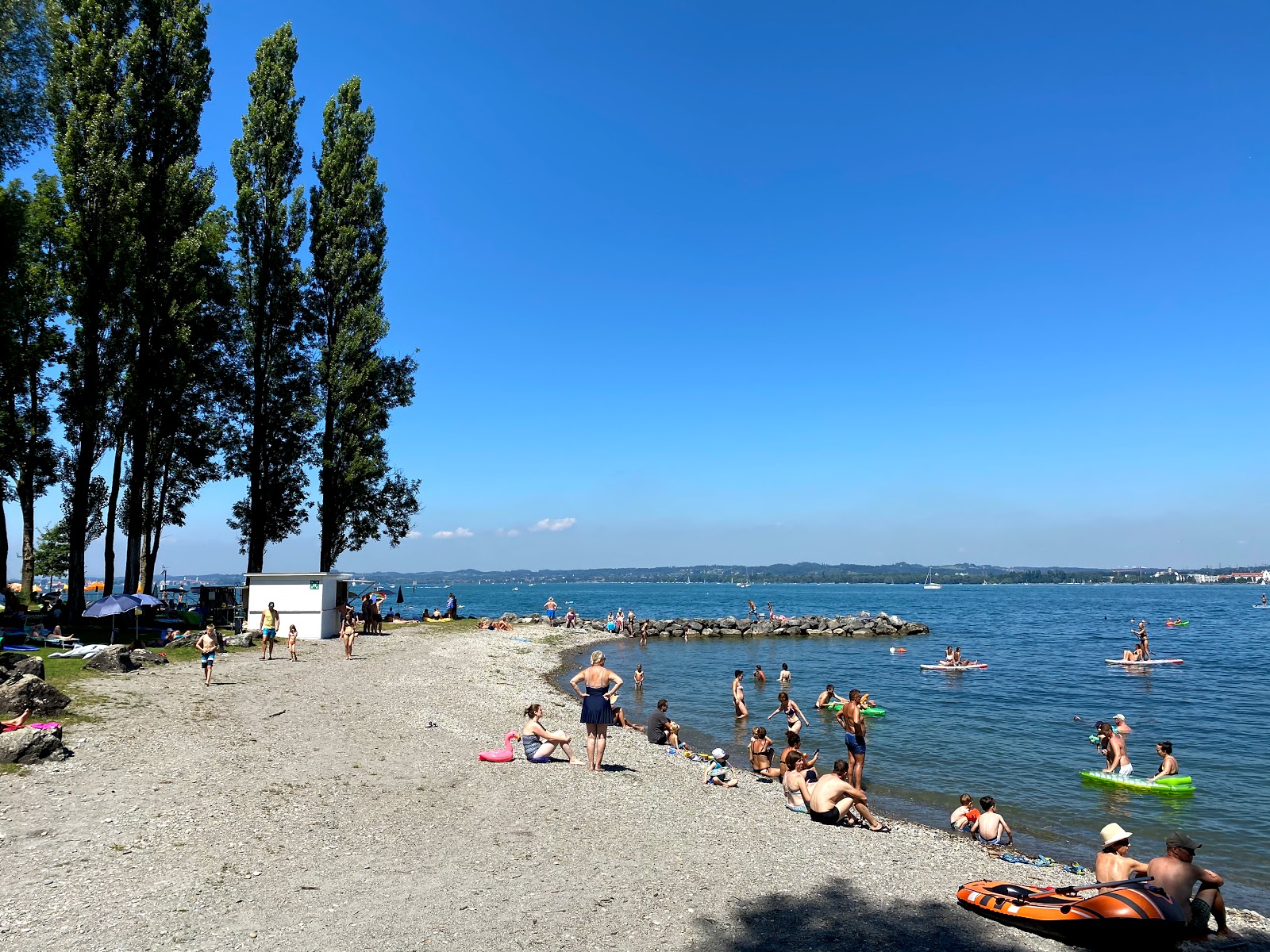 Foto von Strandbad Bregenz with Seehallenbad mit graue kiesel Oberfläche