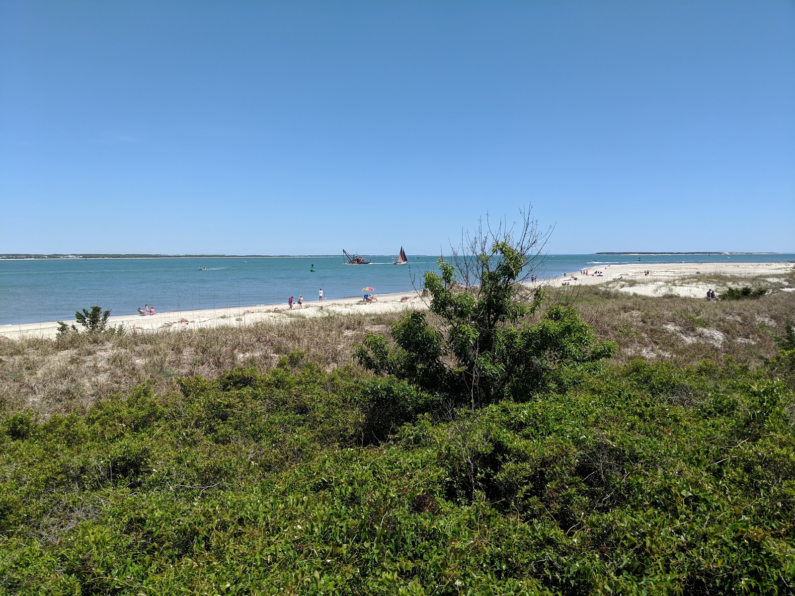 Foto van Fort Macon beach met turquoise puur water oppervlakte
