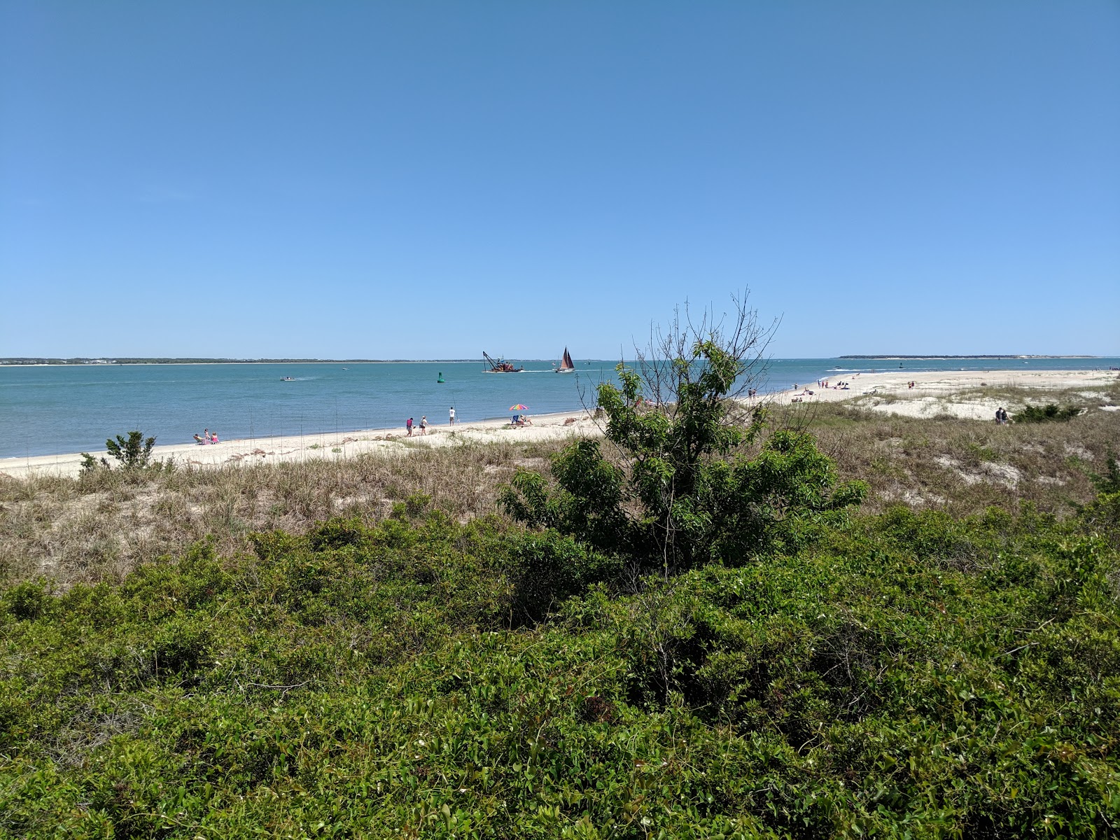Photo de Fort Macon beach avec rivage droit, long