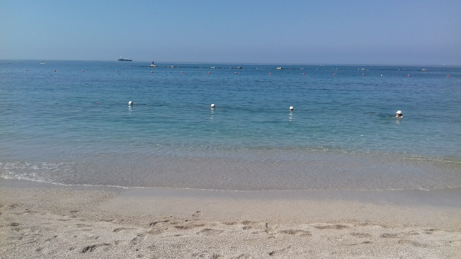 Salerno Plajı'in fotoğrafı uçurumlarla desteklenmiş