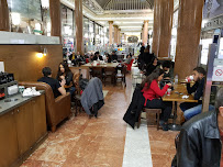 Atmosphère du Restaurant servant le petit-déjeuner Starbucks à Paris - n°9