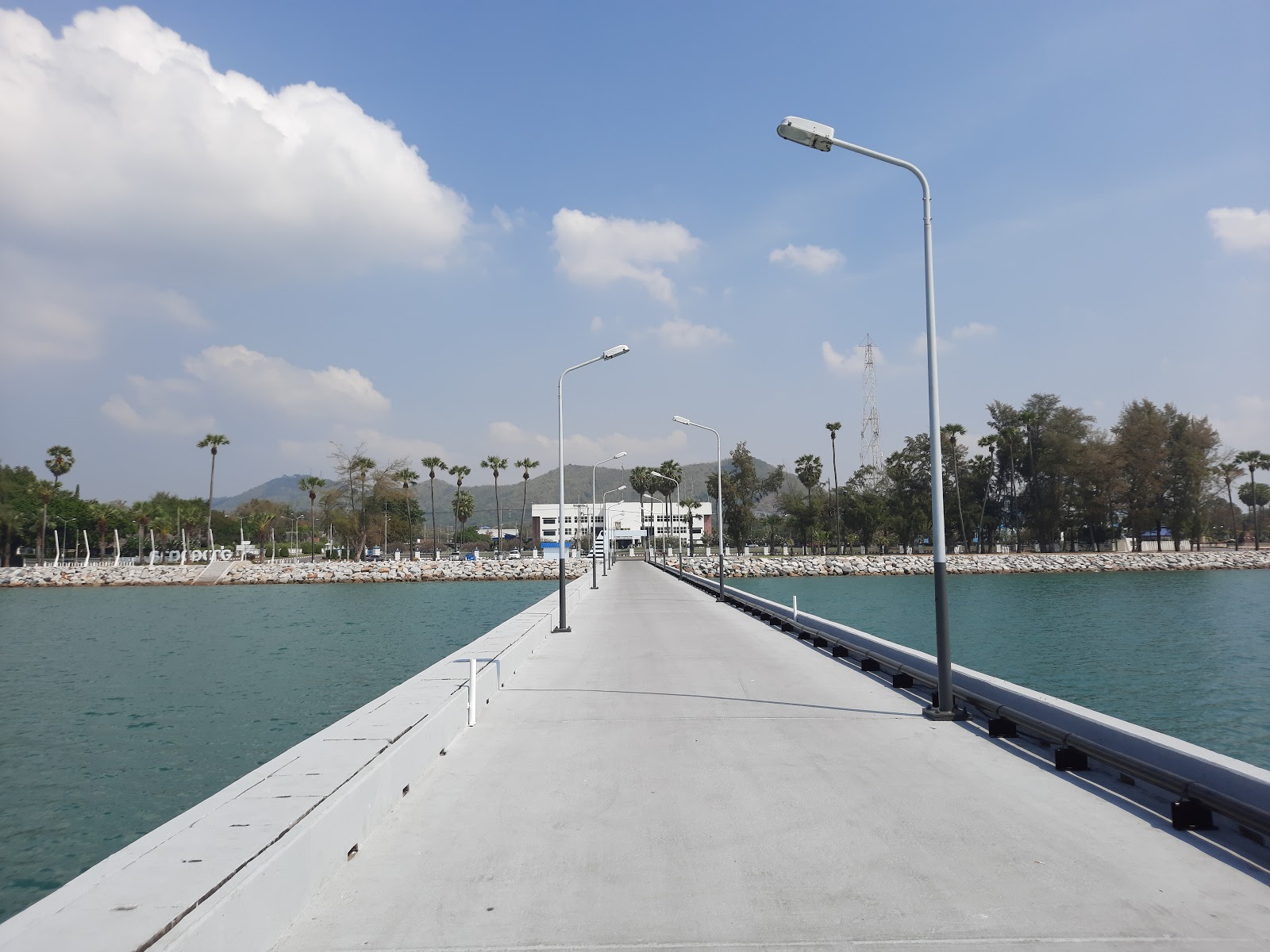 Photo de Dongtan Beach II avec l'eau cristalline de surface