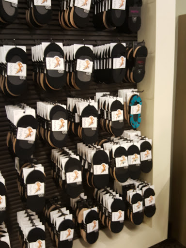 Shoe Store «DSW Designer Shoe Warehouse», reviews and photos, 25 Ronson Rd, Iselin, NJ 08830, USA