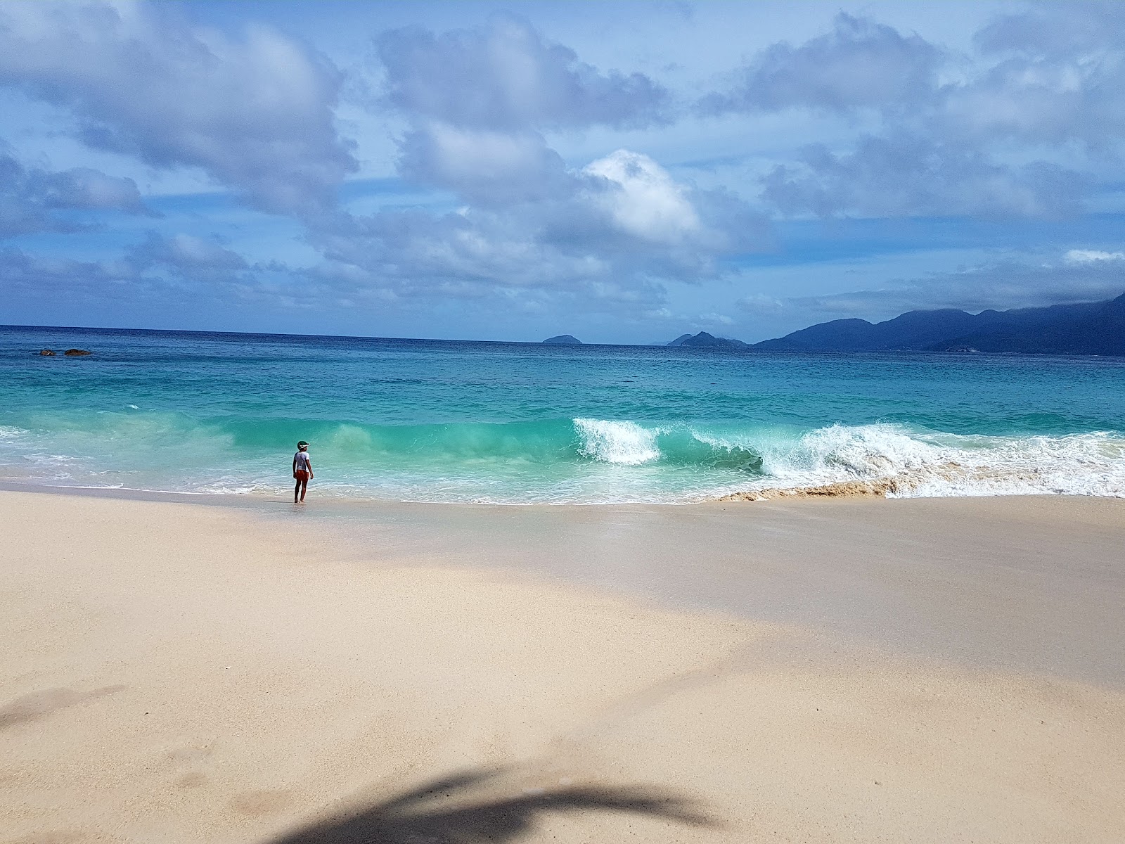 Zdjęcie Plaża Anse Soleil poparte klifami