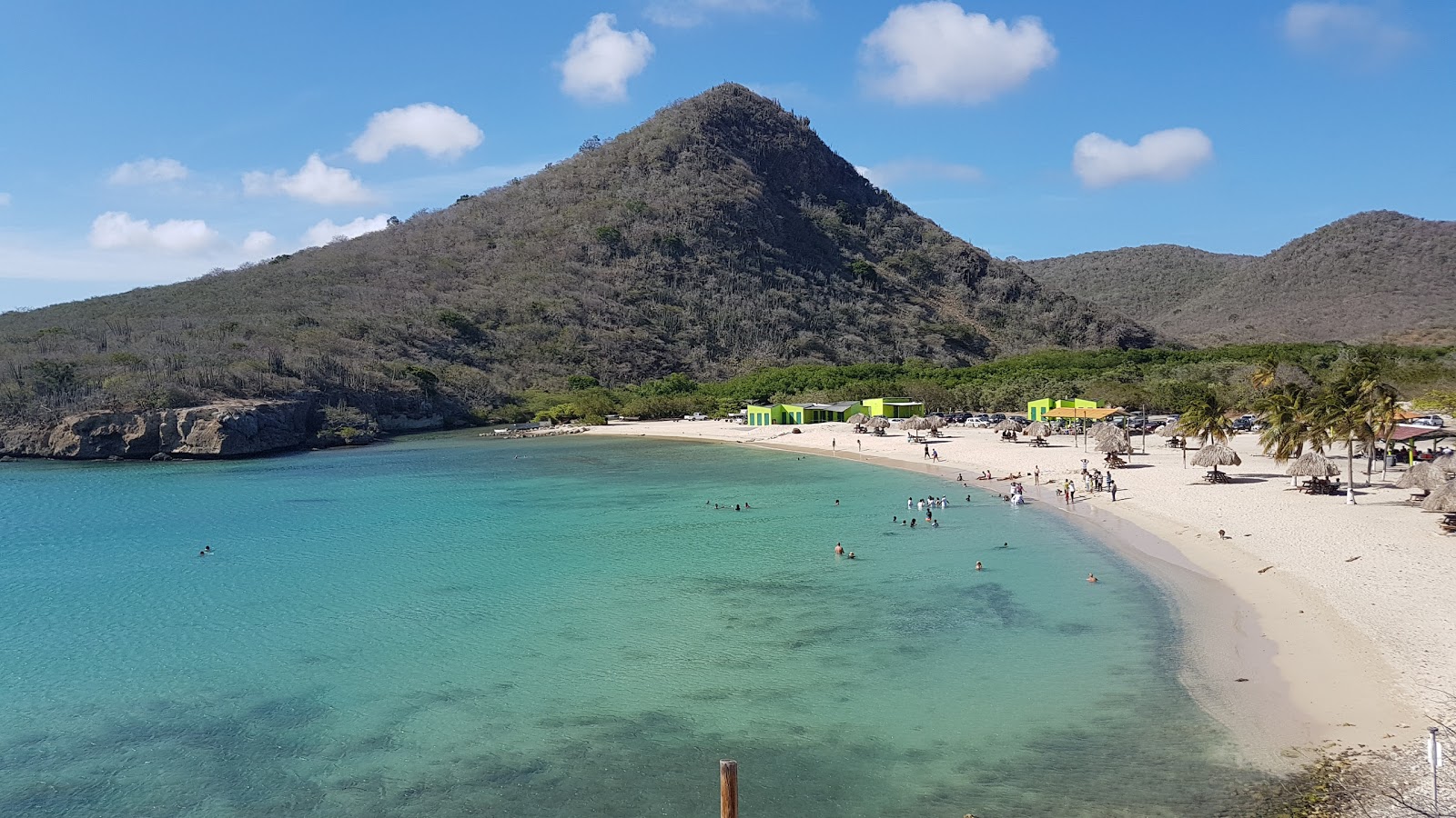 Foto di Playa Santa Cruz con una superficie del sabbia beige