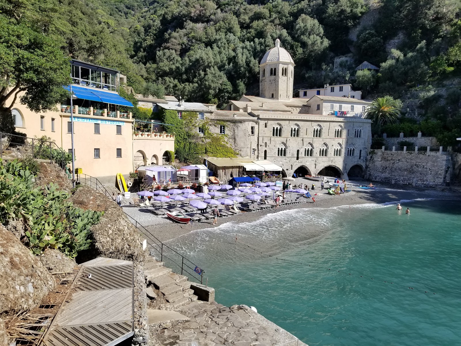 Spiaggia San Fruttuoso的照片 带有蓝色纯水表面