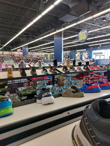 Shoe Store «SKECHERS Factory Outlet», reviews and photos, 4801 W North Ave, Chicago, IL 60639, USA