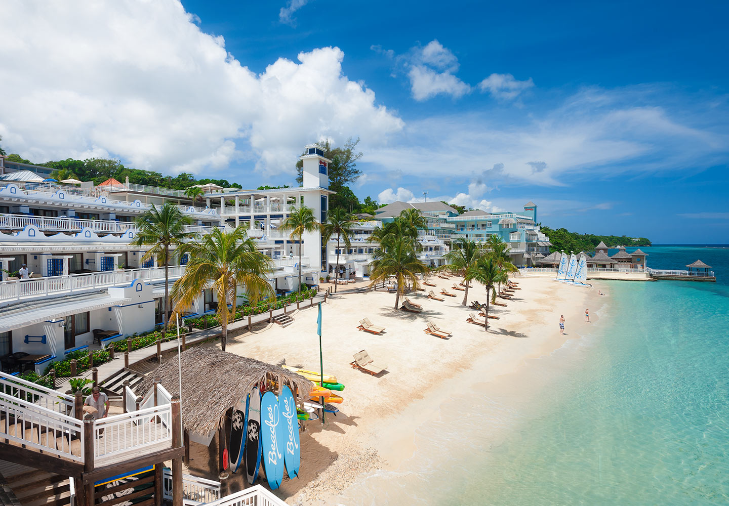 Foto von Ocho Rios mit feiner beiger sand Oberfläche