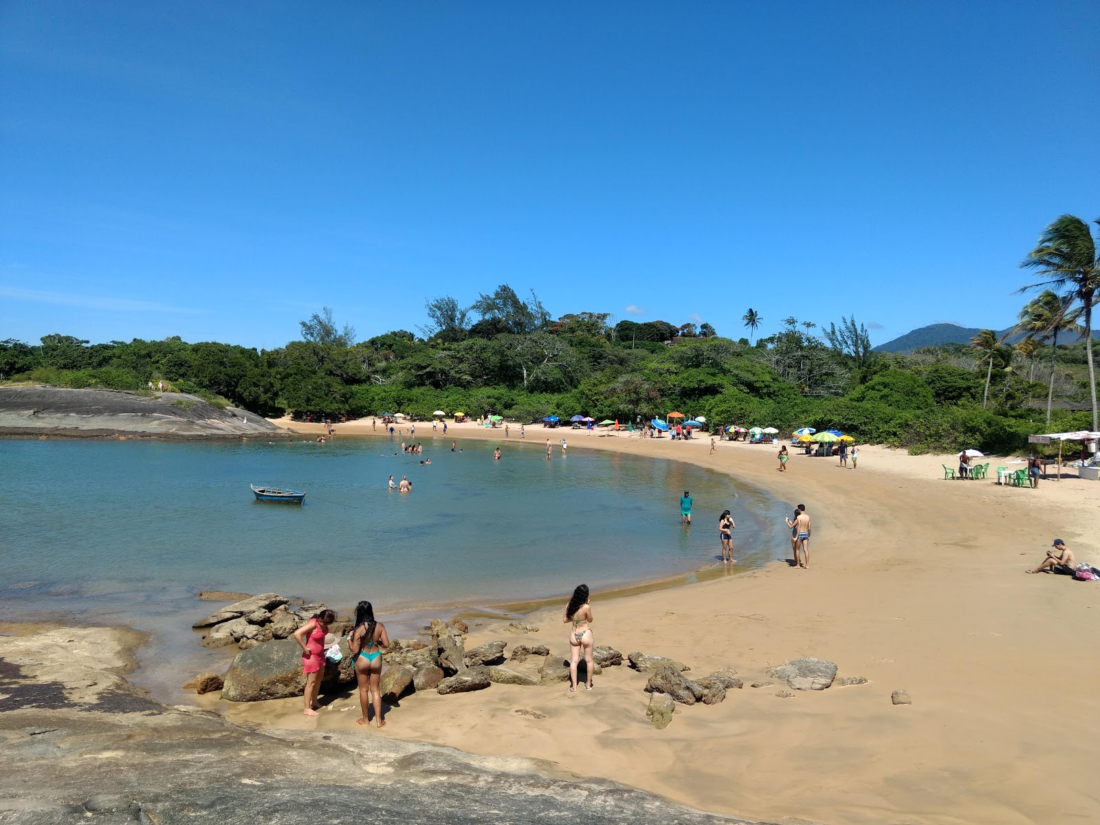 Φωτογραφία του Παραλία Guarapari με καθαρό νερό επιφάνεια