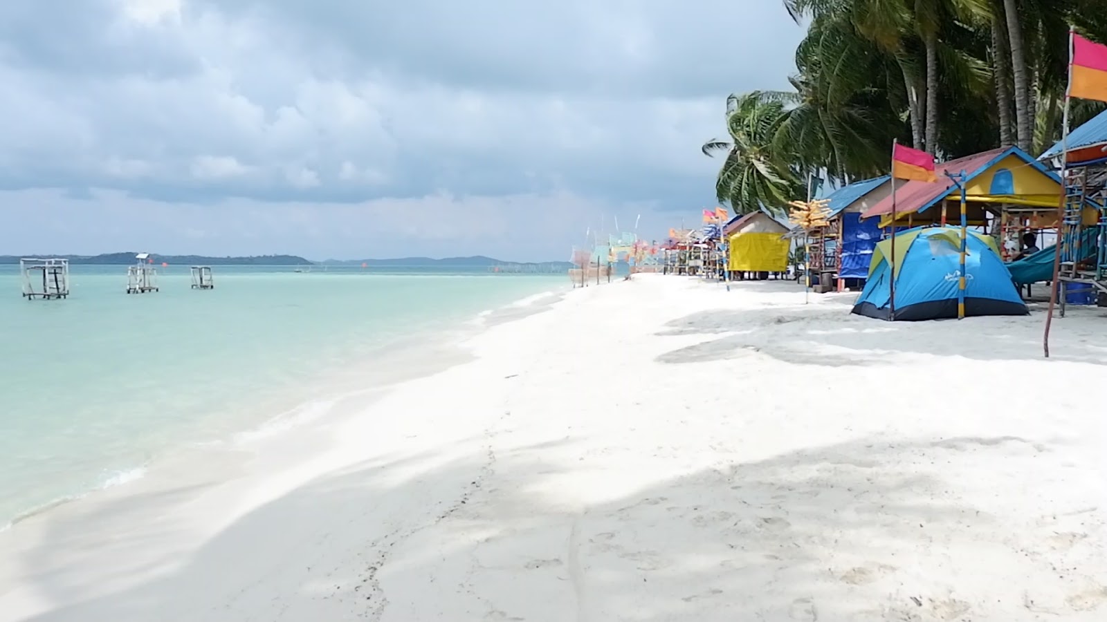 Foto de Mubut Darat Beach e o assentamento