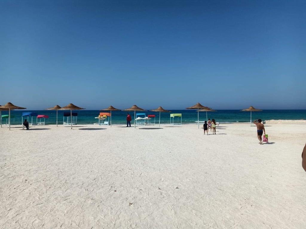 Costa Delona Beach'in fotoğrafı - rahatlamayı sevenler arasında popüler bir yer