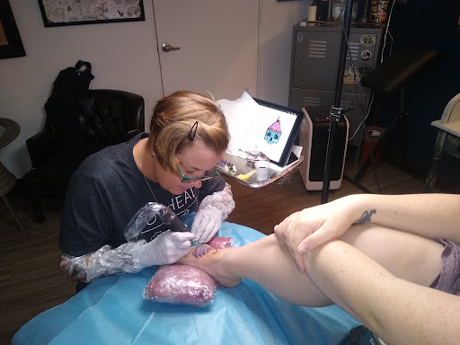 Tattoo Shop «Surreal Tattoo Studio - Kansas City Tattoo Shop», reviews and photos, 1222 W 39th St, Kansas City, MO 64111, USA