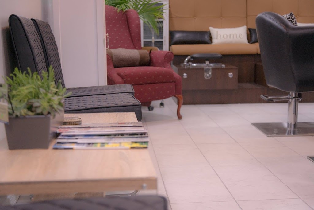 Kevin's Salon 40067