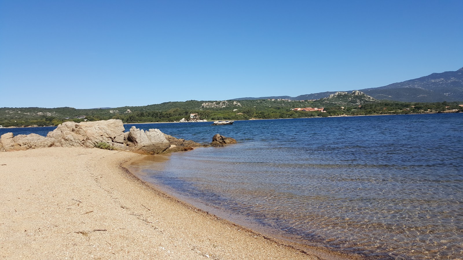 Photo de Figari beach avec petite baie