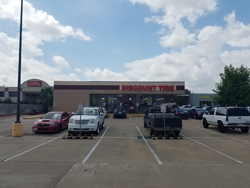 Tire Shop «Discount Tire», reviews and photos, 9099 Westheimer Rd, Houston, TX 77063, USA