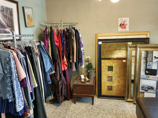 Thrift Store «Fabulous Finds Thrift Store», reviews and photos, 934 N School St, Boerne, TX 78006, USA