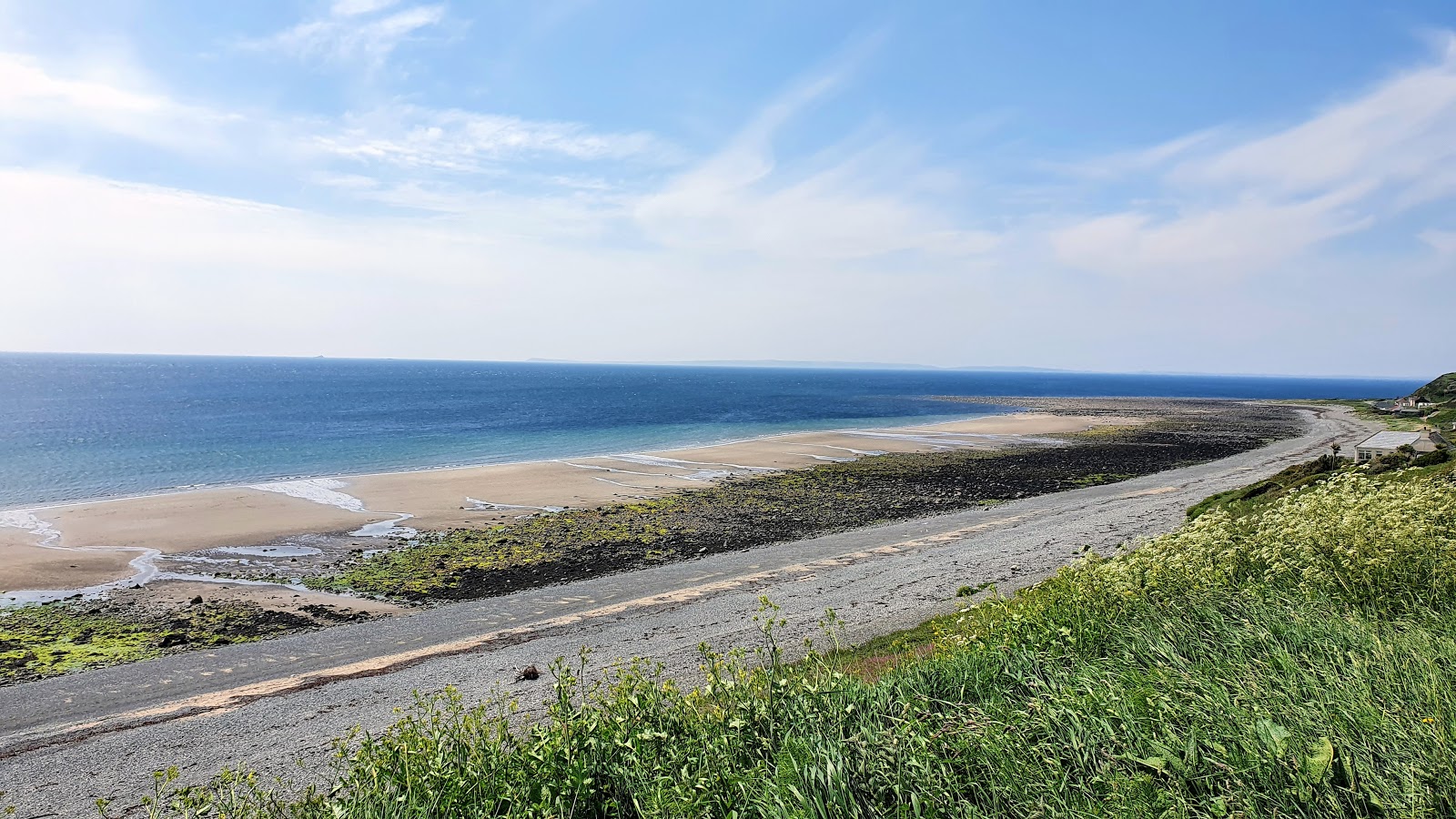 Foto von Monreith Bay Beach mit grauer sand Oberfläche