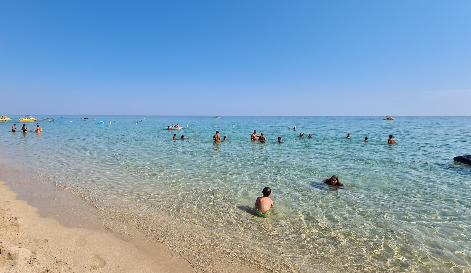 Foto di Spiaggia Di Campomarino con una superficie del acqua cristallina