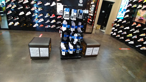 Shoe Store «Foot Locker», reviews and photos, 990 Gulfgate Center Mall, Houston, TX 77087, USA