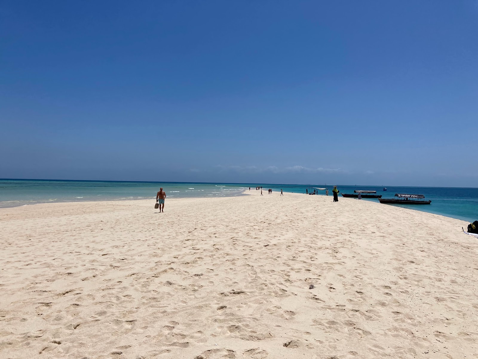 Foto de Nakupenda Beach com areia bege fina superfície
