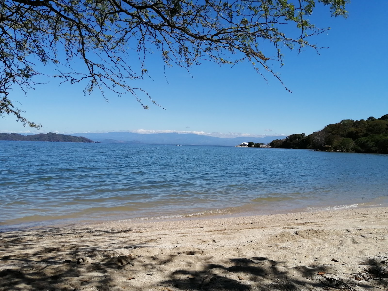 Foto van Playa Naranjo met lichte fijne kiezelsteen oppervlakte