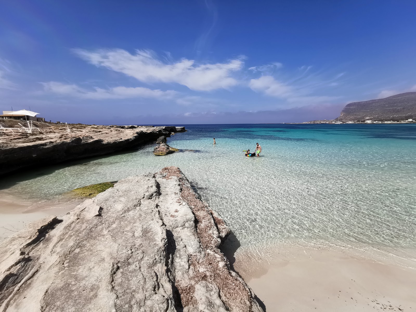 Foto di Spiaggia di Lido Burrone con una superficie del acqua cristallina