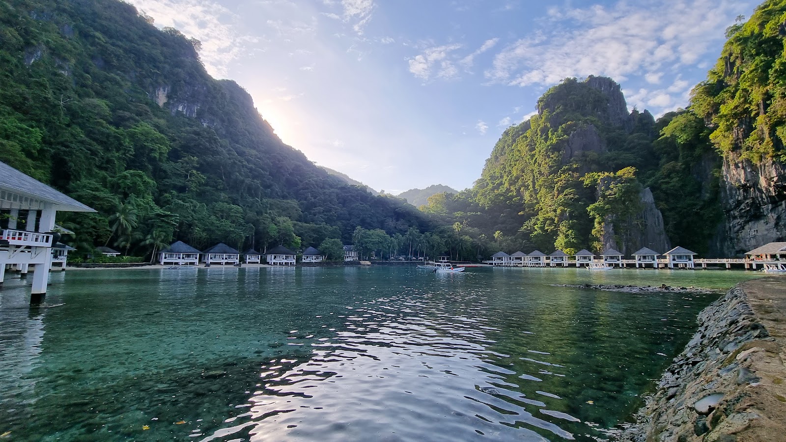 Foto di Lagen Island Beach circondato da montagne