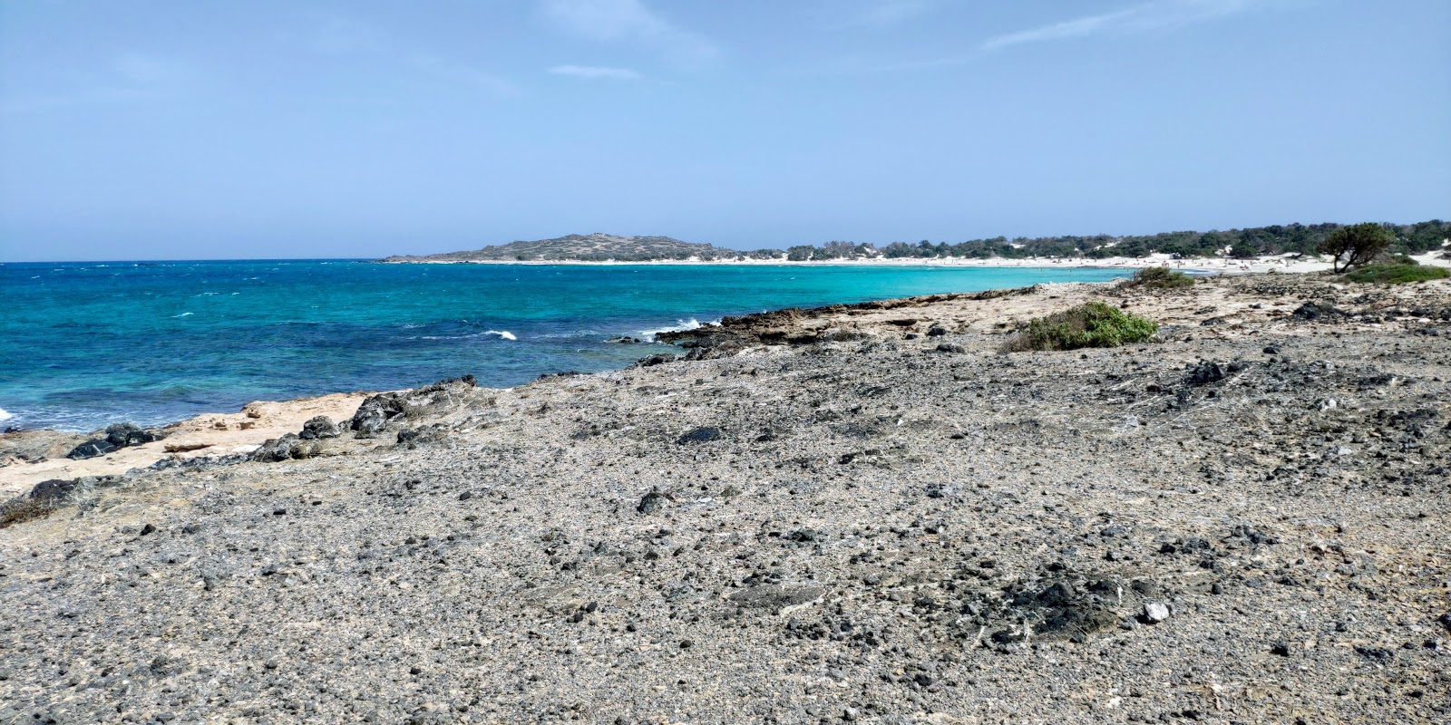 Foto de Chatzivolakas beach con arena gris y piedras superficie