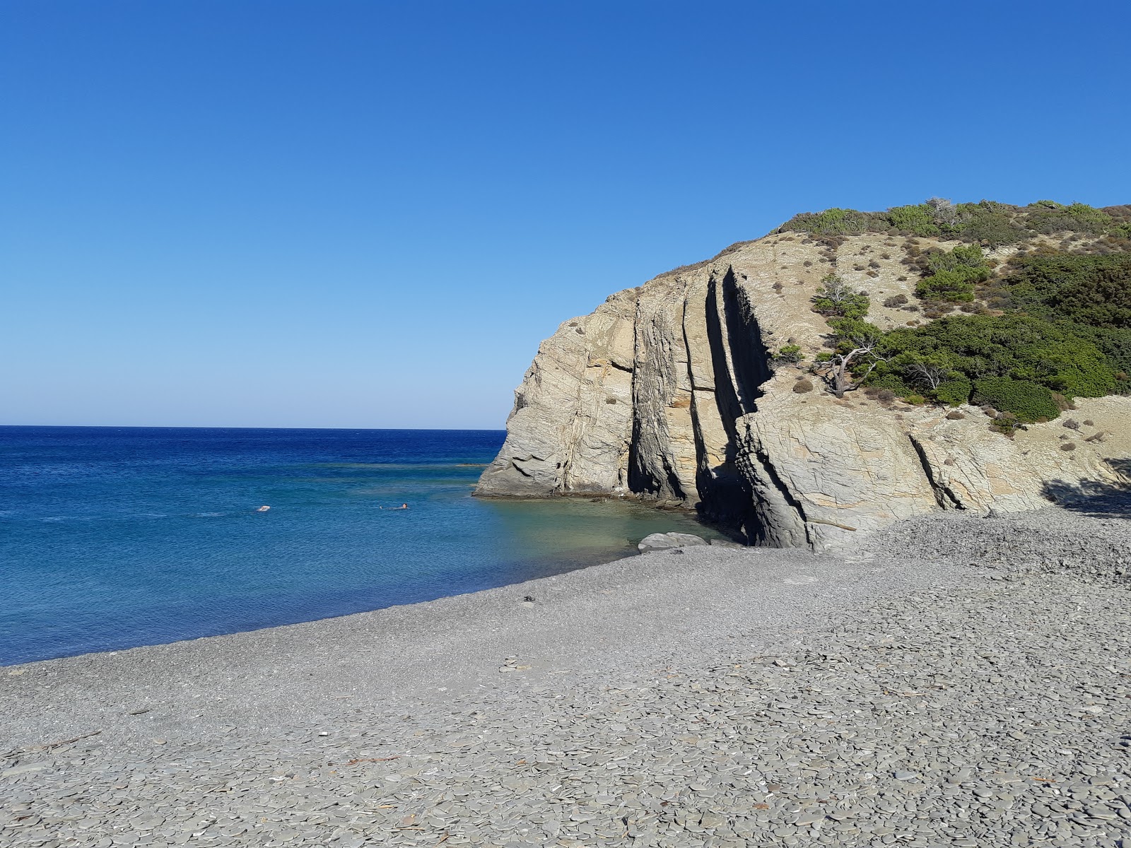 Φωτογραφία του Papa Minas Beach περιτριγυρισμένο από βουνά