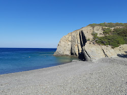 Foto di Papa Minas Beach circondato da montagne