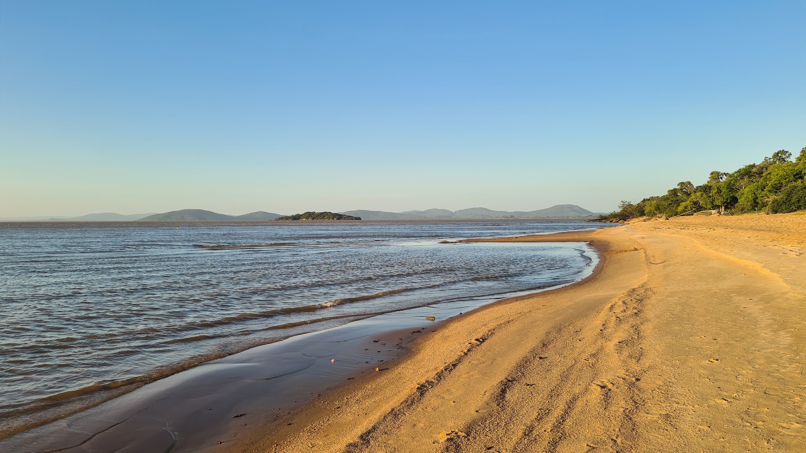 Photo de Praia das Pombas avec rivage droit, long