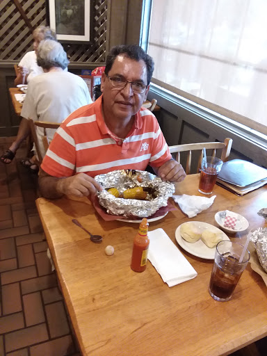 American Restaurant «Cracker Barrel Old Country Store», reviews and photos, 5580 Windward Pkwy, Alpharetta, GA 30004, USA