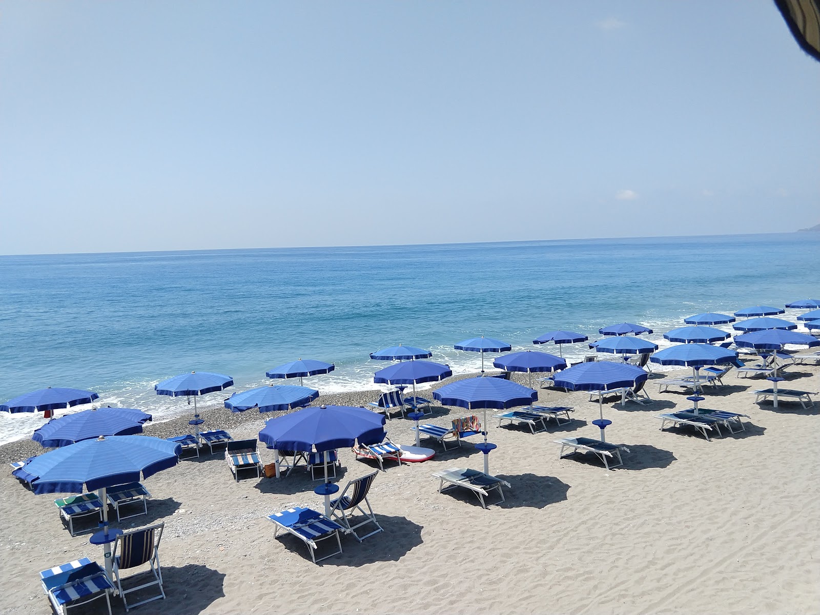 Photo de Acquappesa beach avec sable gris avec caillou de surface