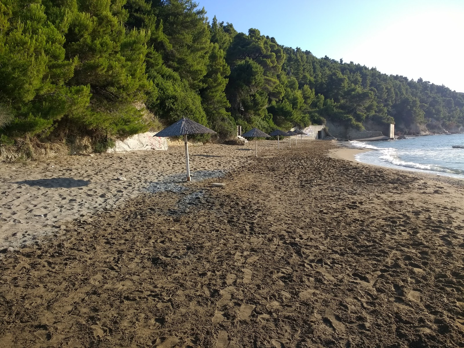 Soutsini beach'in fotoğrafı geniş bir kıyı şeridi ile birlikte