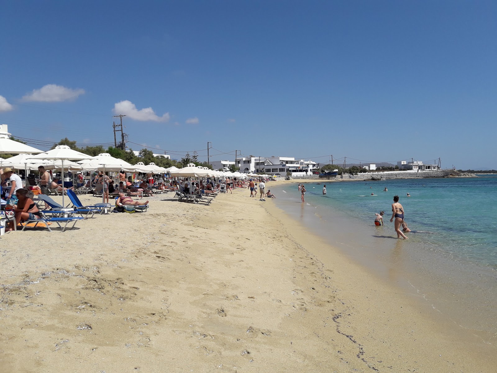 Foto di Spiaggia di Agios Georgios con una superficie del sabbia beige fine