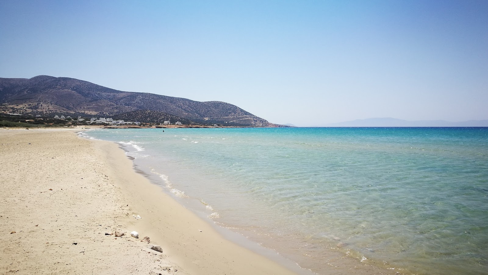 Zdjęcie Plaża Agiassos z powierzchnią turkusowa czysta woda