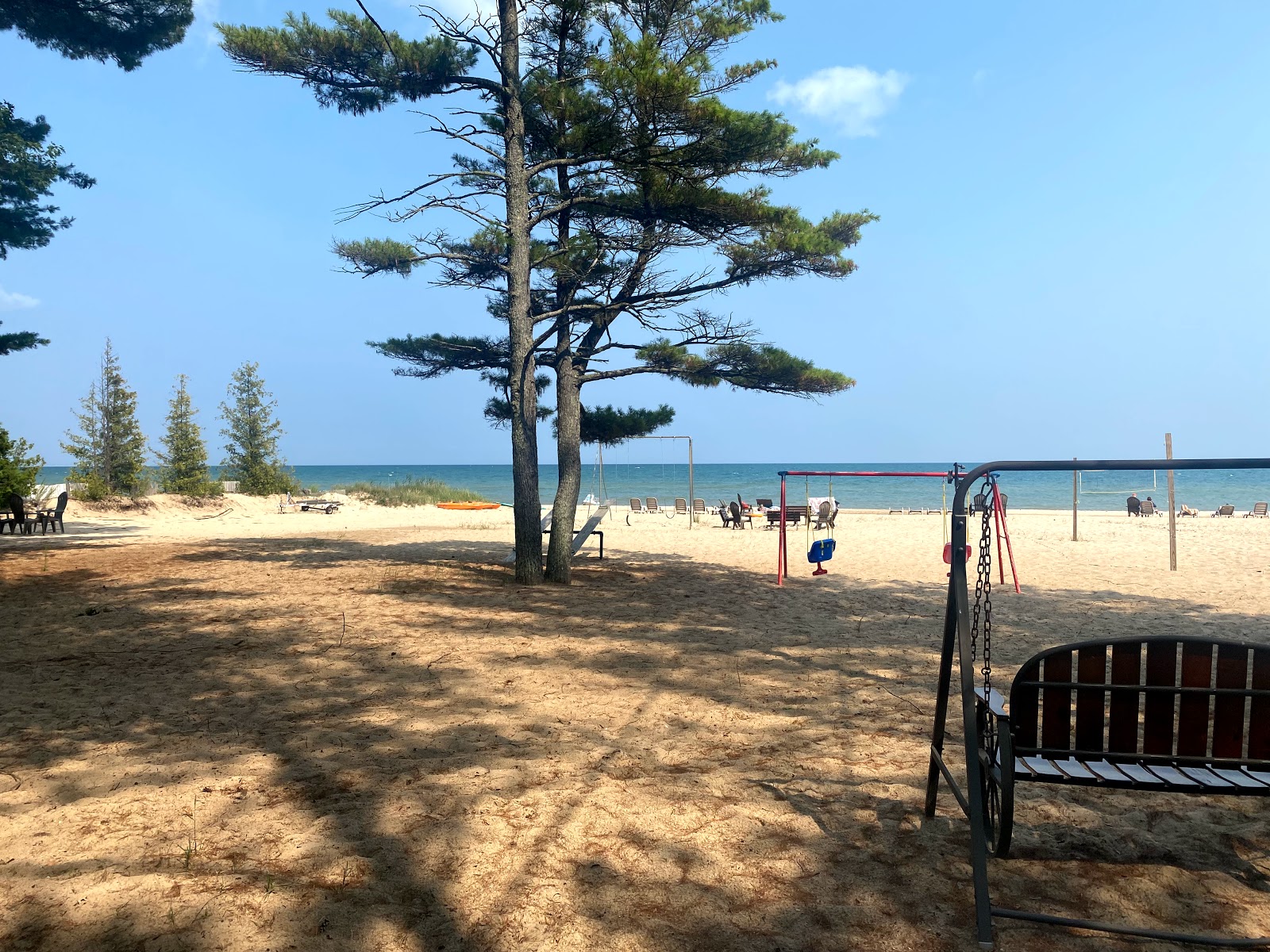 Cedar lake resort area的照片 带有米色沙子表面