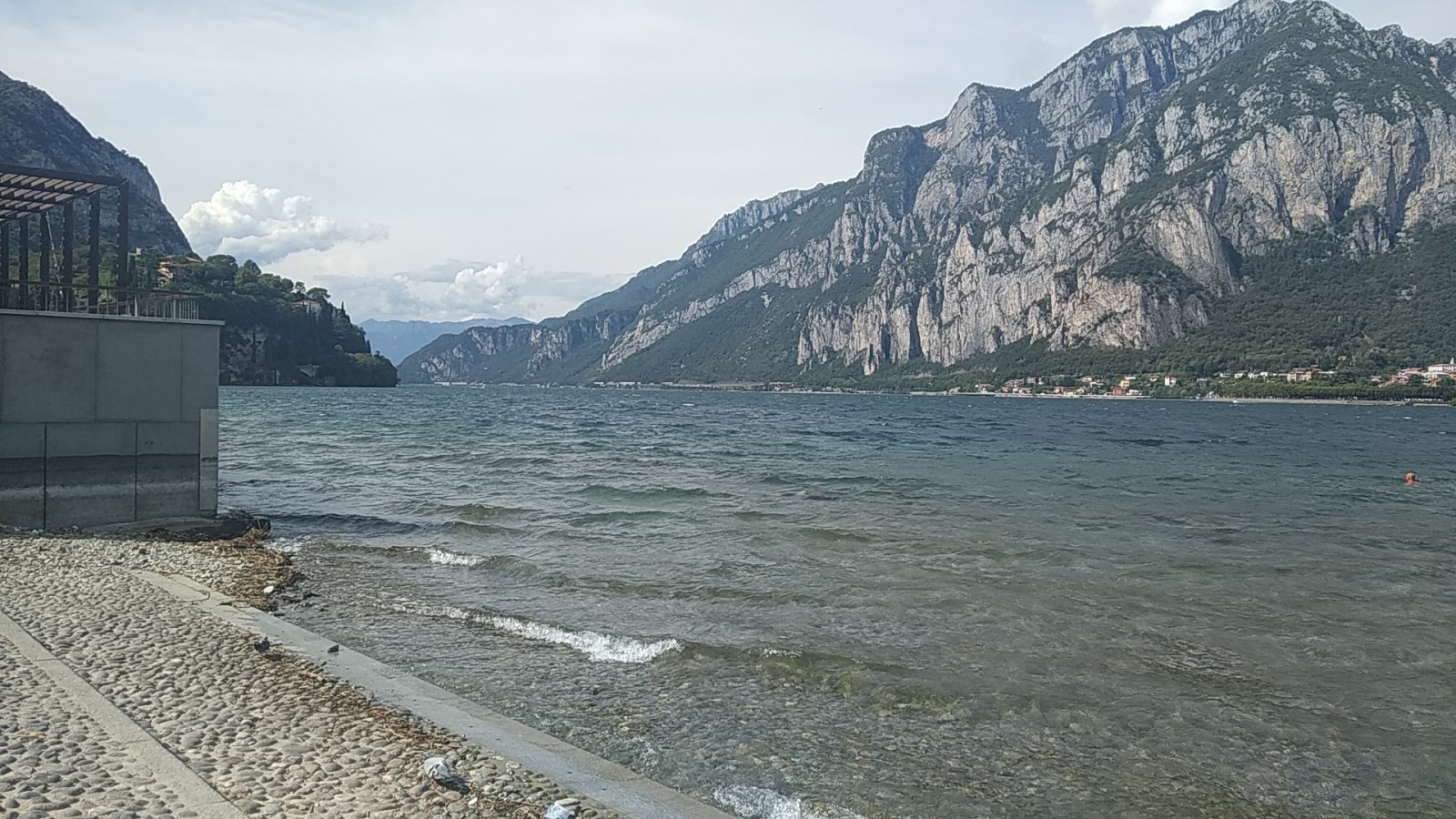 Spiaggia Malgrate的照片 带有岩石覆盖表面
