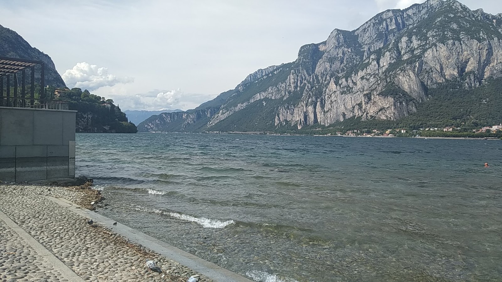 Fotografie cu Spiaggia di Malgrate cu o suprafață de teren stâncos