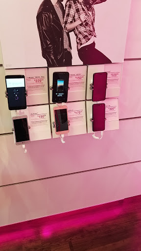 Cell Phone Store «T-Mobile», reviews and photos, 16314 Bothell Everett Hwy #102, Mill Creek, WA 98012, USA