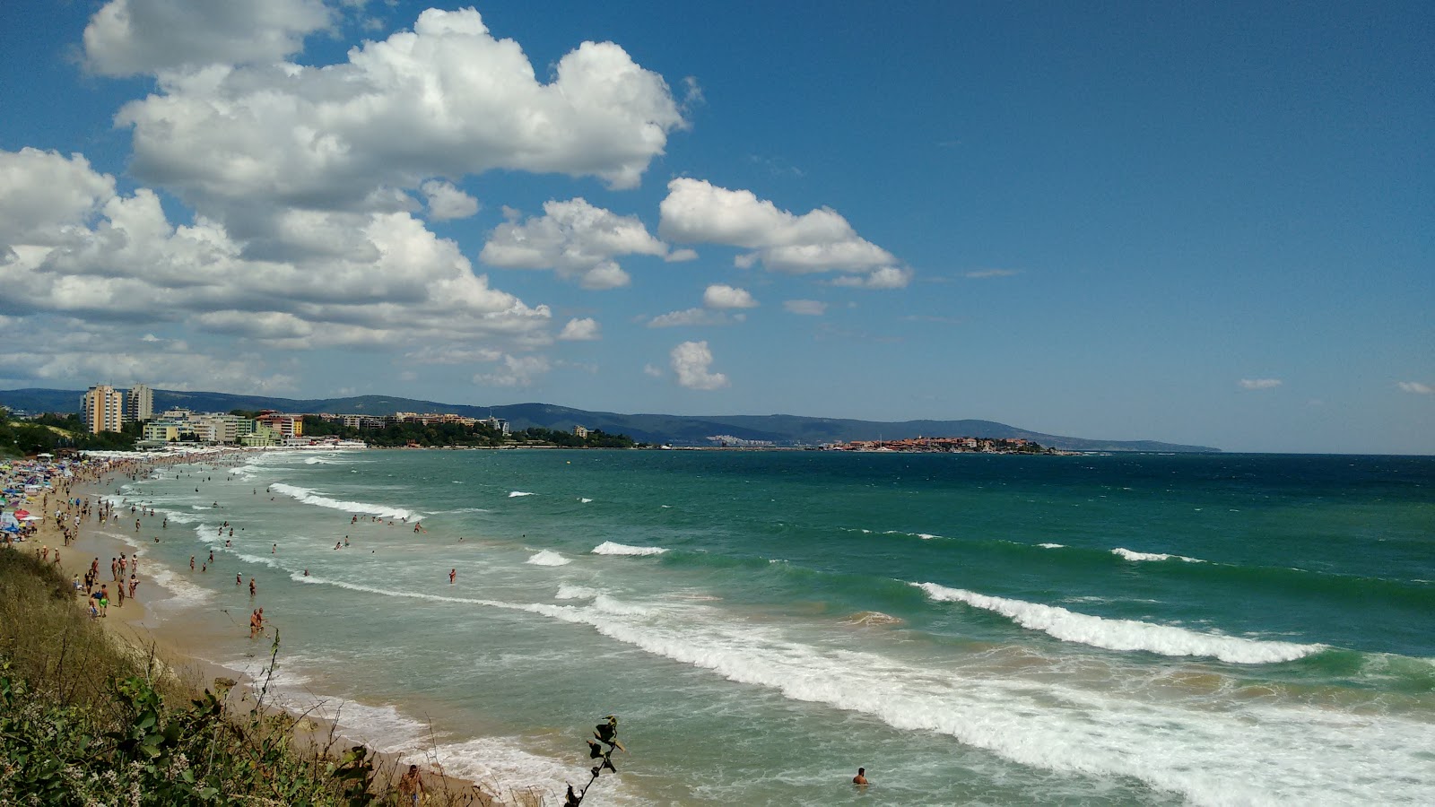 Nessebar beach'in fotoğrafı turkuaz saf su yüzey ile