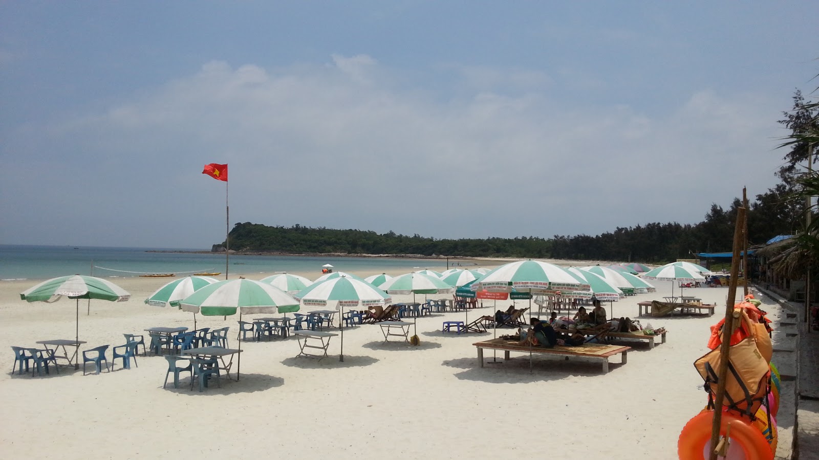 Photo de Minh Chau Beach situé dans une zone naturelle