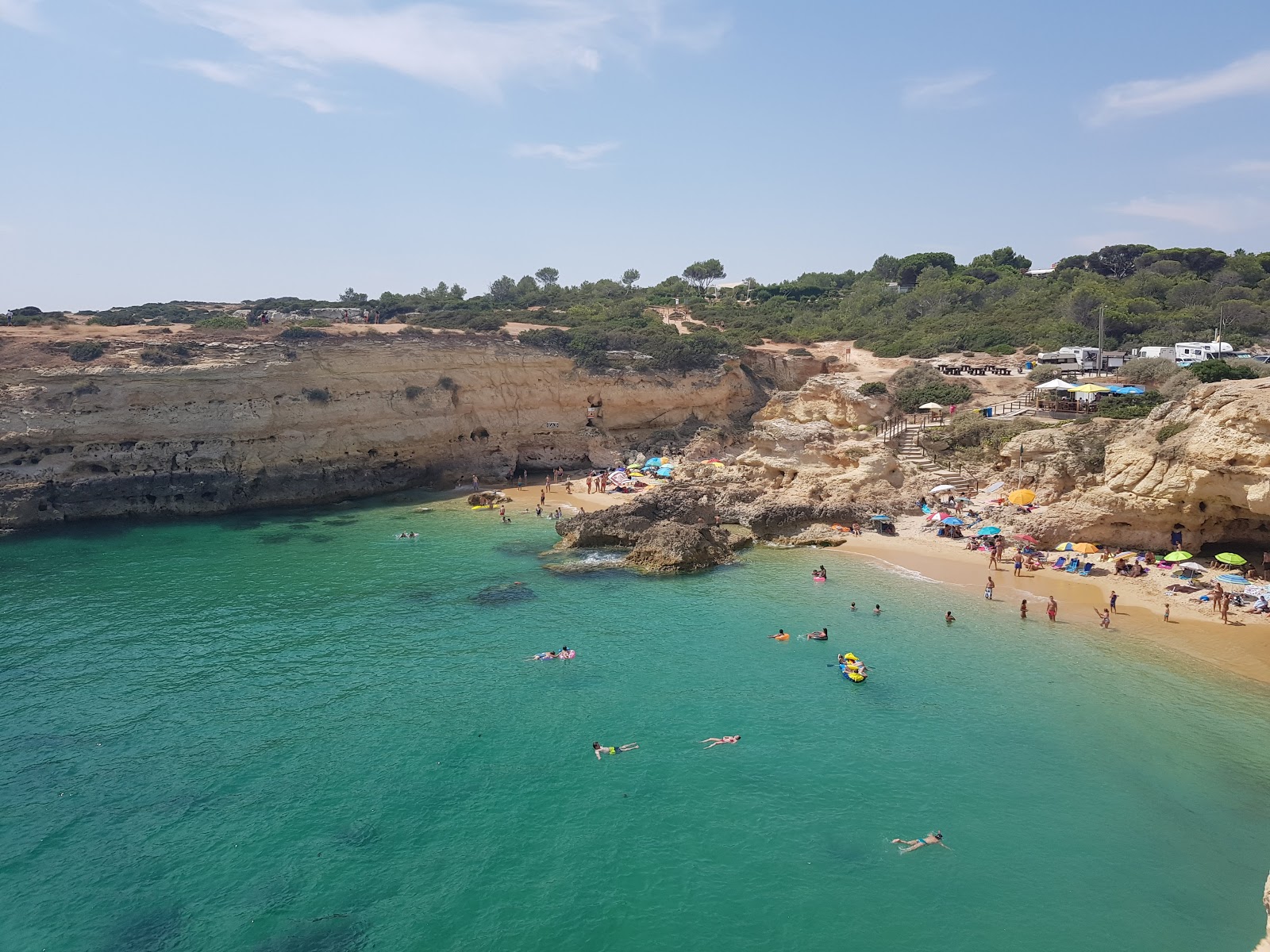 Praia de Albandeira'in fotoğrafı çok temiz temizlik seviyesi ile