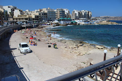 Photo de Buġibba Perched Beach avec un rivage spacieux
