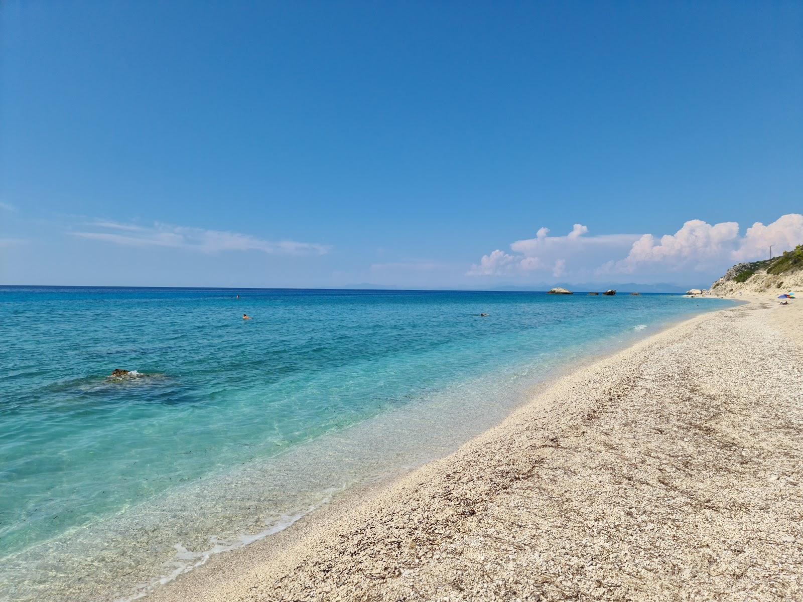 Foto von Gaidaros Beach mit kleine, beiger kiesel Oberfläche