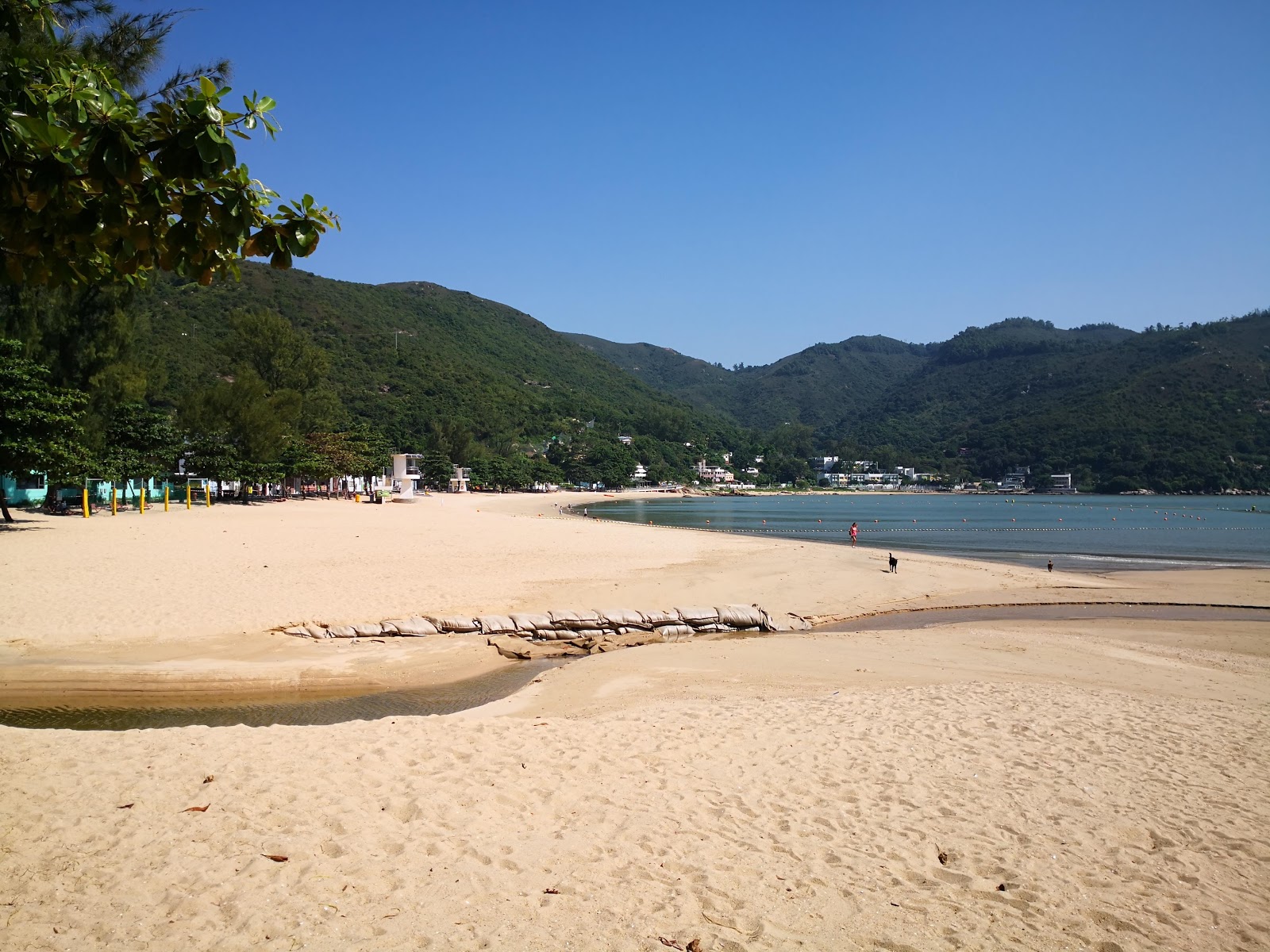 Foto di Silvermine Bay Beach con una superficie del sabbia beige