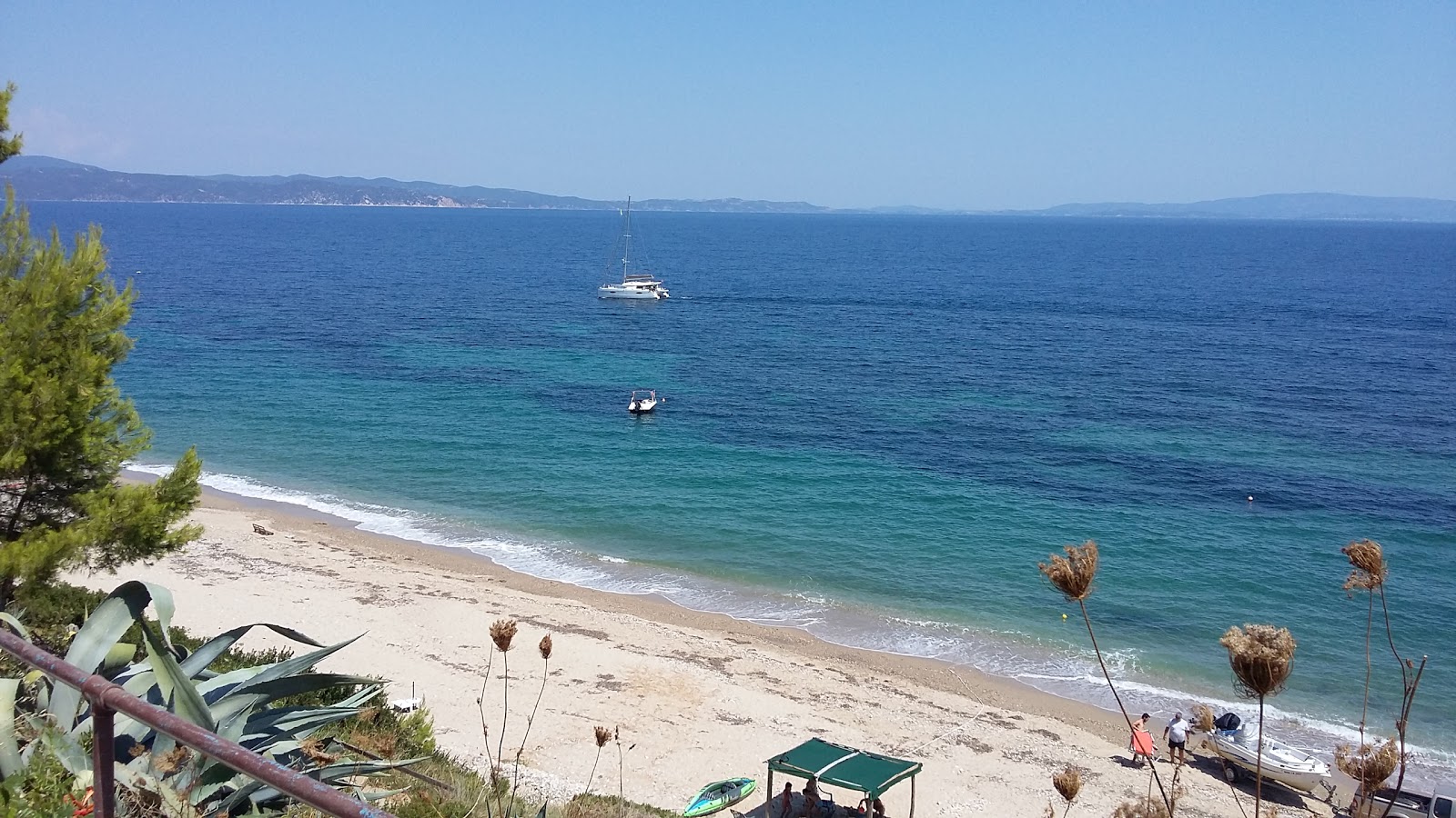 Foto van Paralia Ag. Nikolaos met zand met kiezelstenen oppervlakte